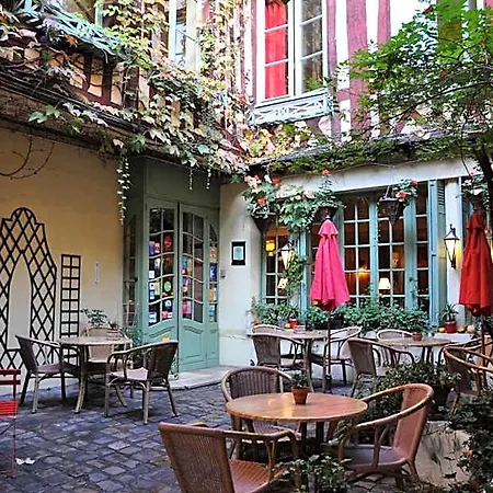 Le Vieux Carré 2*