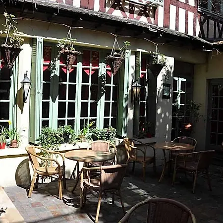 Le Vieux Carre 2*