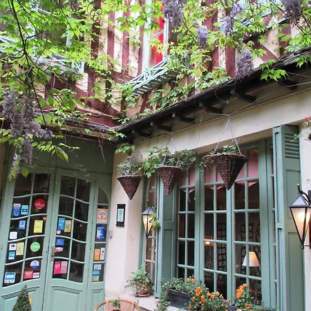 Le Vieux Carre 2*